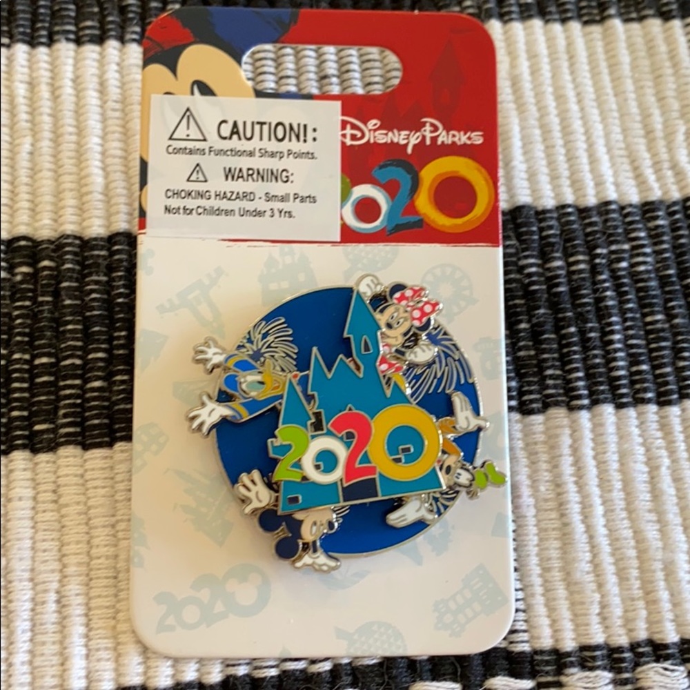 2 Disney 2020 pins
